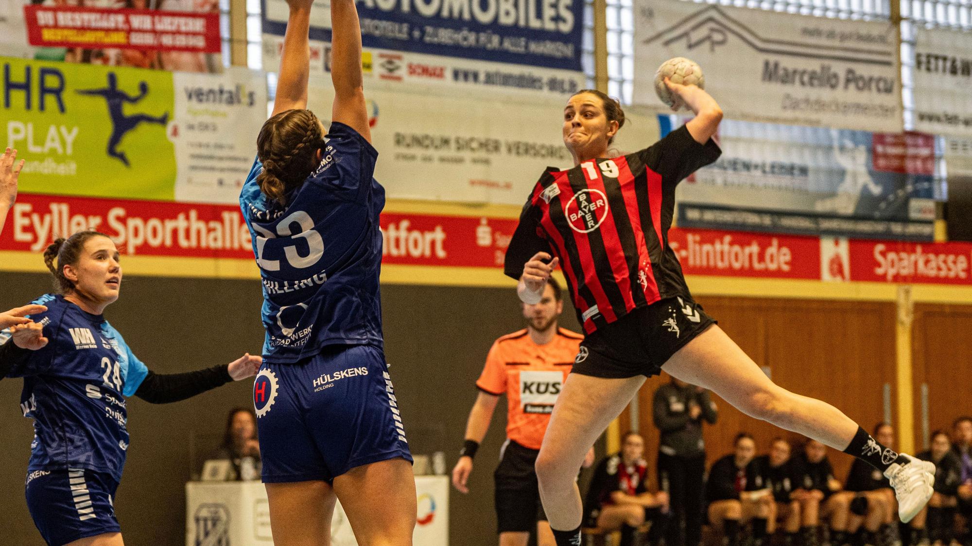 In der 2. Handball-Bundesliga der Frauen spielen TuS Lintfort und Bayer Leverkusen am 28.12.2025 in der Sporthalle Eyller Straße in Kamp-Lintfort. TuS Lintfort in blau und Bayer Leverkusen in schwarz.
TuS Lintfort: Svenja Rottwinkel, Jana Willing
Bayer Leverkusen: Denise Mol
Foto : Arnulf Stoffel / Funke Foto Services