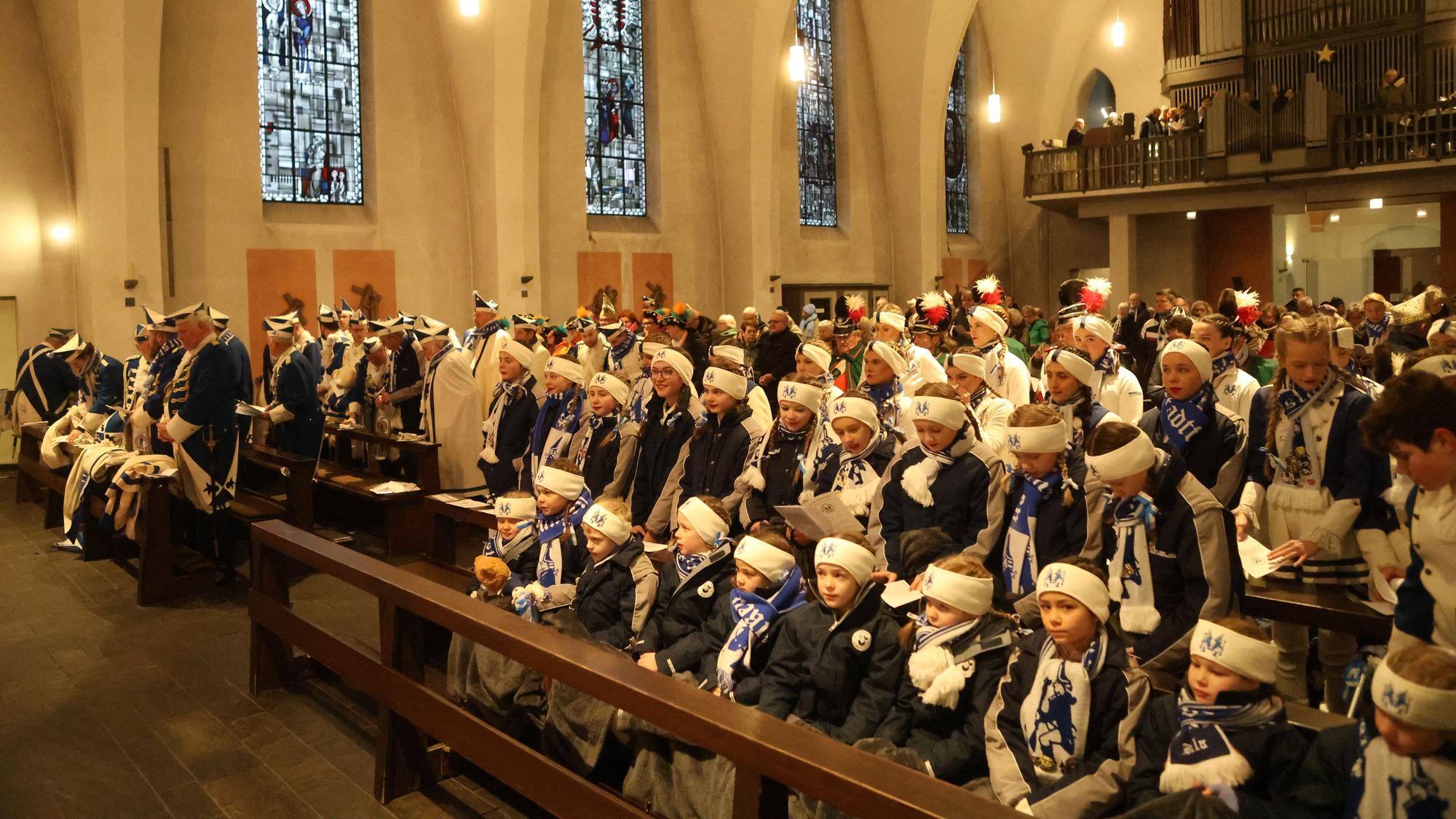 Die Opladener Altstadtfunken feierten die 46. Regimentsmesse in St. Remigius.