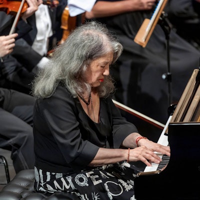Martha Argerich mit dem Philharmonischen Orchester Cottbus spielt Robert Schumann Klavierkonzert a-Moll, op. 54.