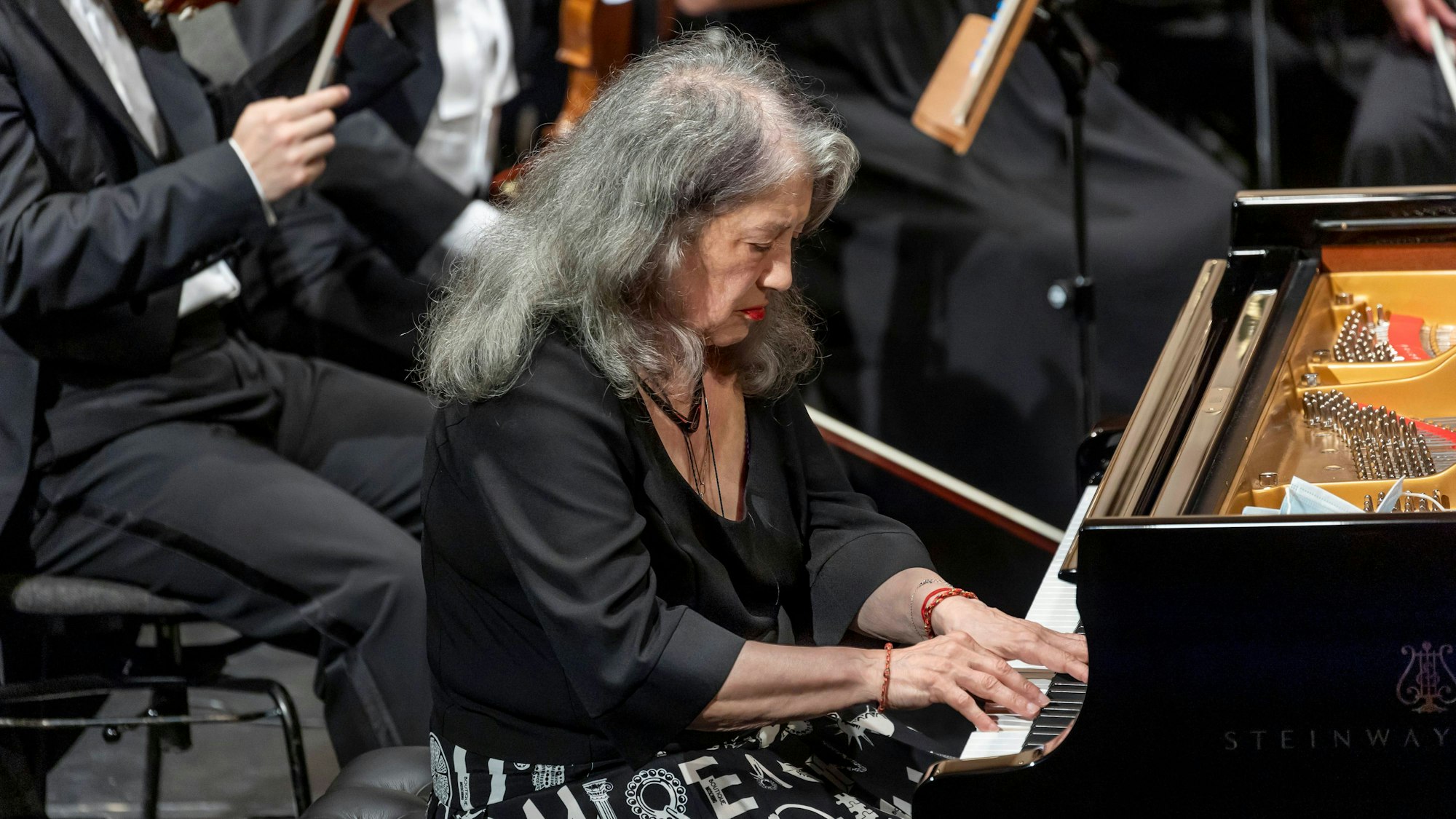 Martha Argerich mit dem Philharmonischen Orchester Cottbus spielt Robert Schumann Klavierkonzert a-Moll, op. 54.
