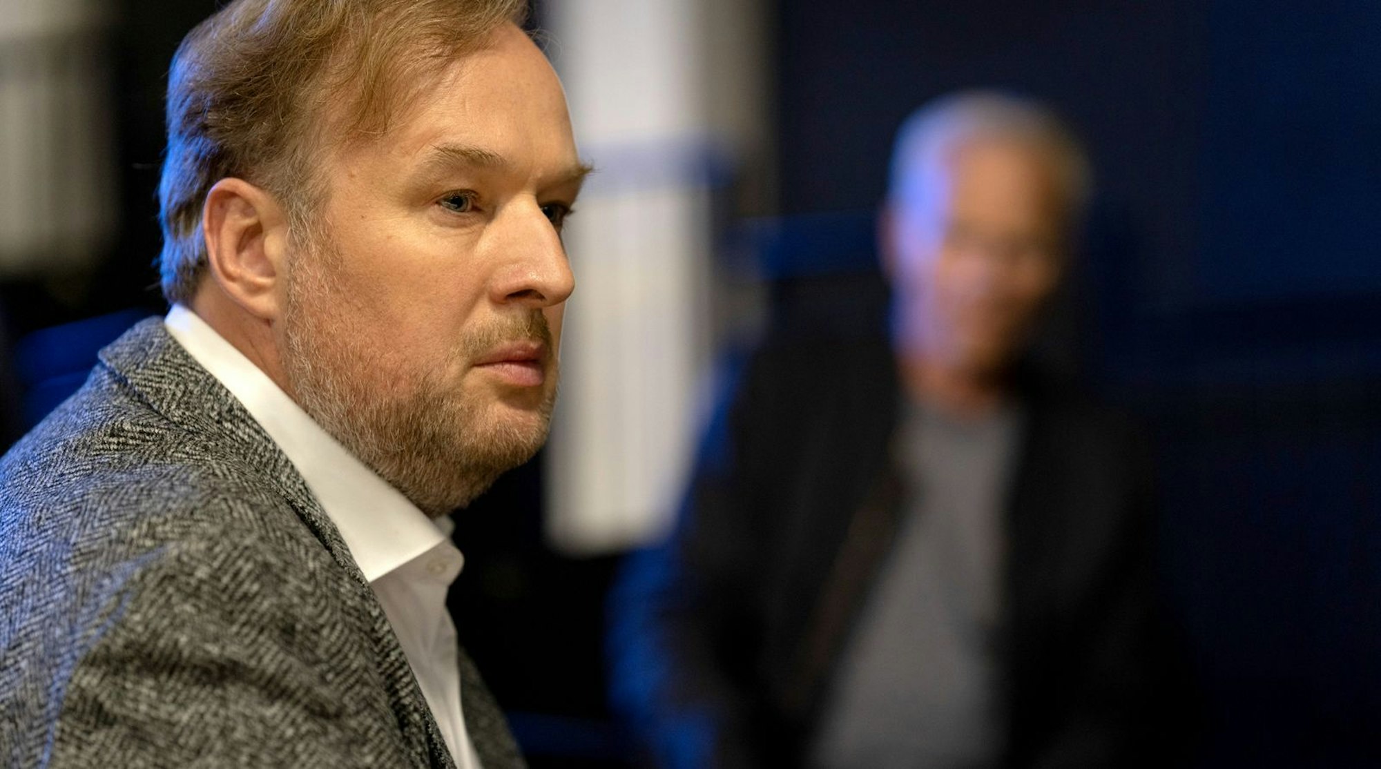 Intendant Darius Henning (Stephan Grossmann) ist entsetzt über einen Mord an seinem Opernhaus. (Bild: WDR/Thomas Kost)