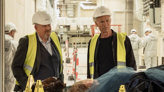 Mord an der Oper! Elli Zander (Ines Lutz), die Rüstmeisterin, wird erschossen im Lastenaufzug aufgefunden. Max Ballauf (Klaus J. Behrendt) und Freddy Schenk (Dietmar Bär, links) ermitteln. (Bild: WDR/Thomas Kost)