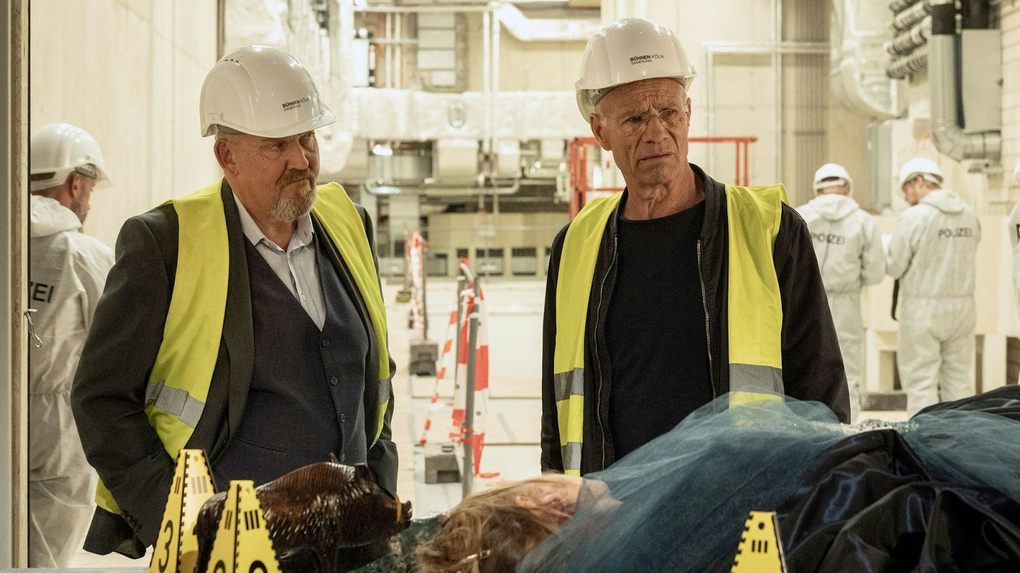 Mord an der Oper! Elli Zander (Ines Lutz), die Rüstmeisterin, wird erschossen im Lastenaufzug aufgefunden. Max Ballauf (Klaus J. Behrendt) und Freddy Schenk (Dietmar Bär, links) ermitteln. (Bild: WDR/Thomas Kost)