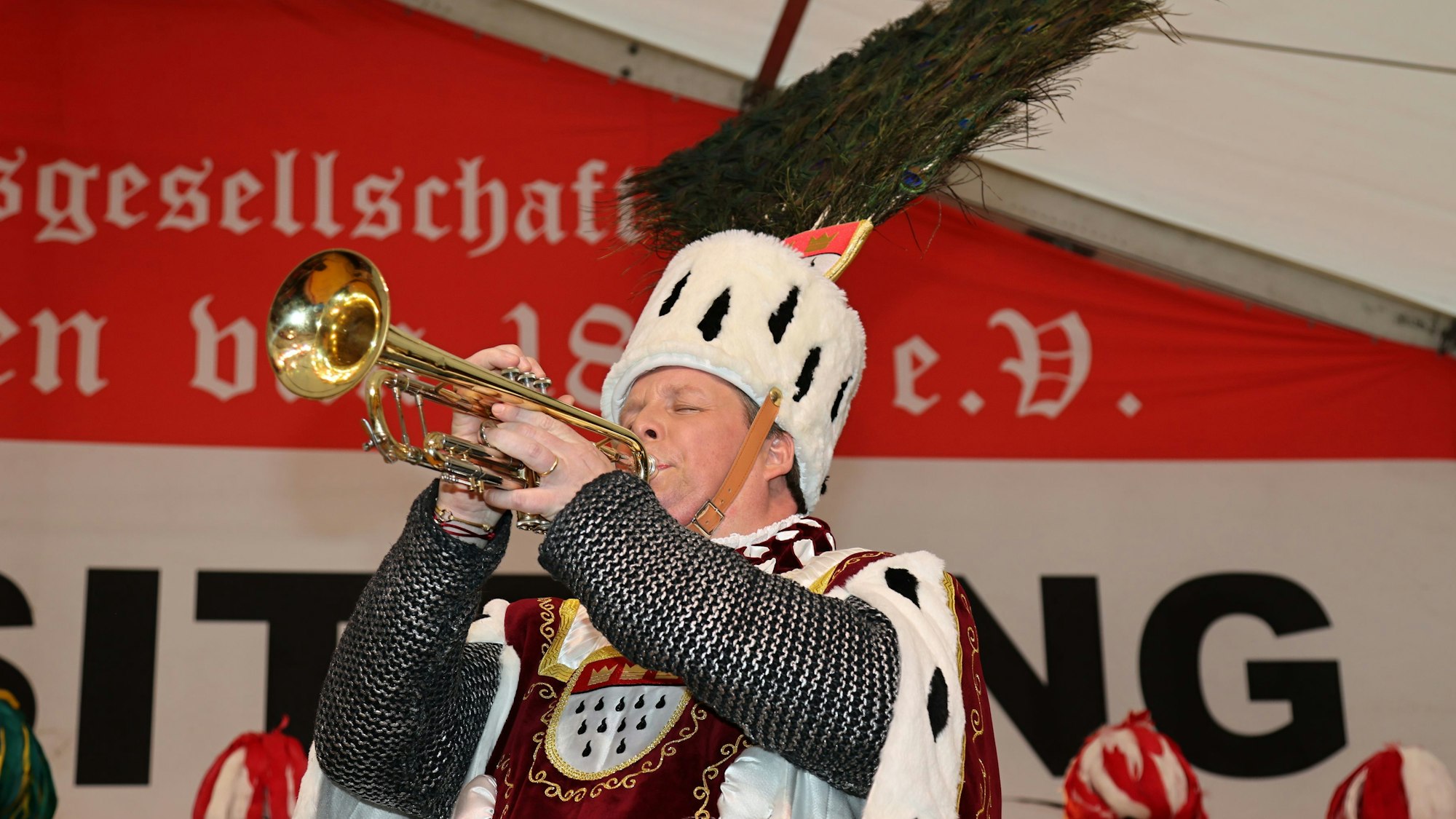 Bauer Clemens spielt auf der Bühne Trompete.