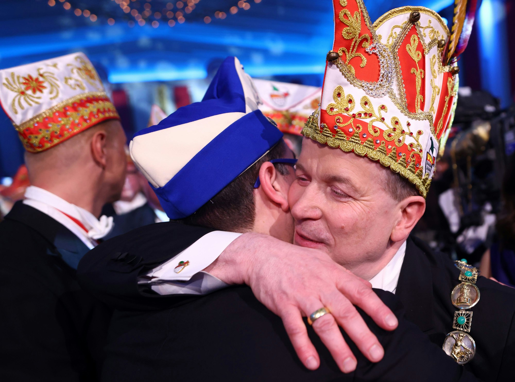 09.01.2026, Köln: KARNEVAL - Proklamation des Kölner Dreigstirns 2026 Prinz Niklas I. (Niklas Jüngling), Bauer Clemens (Clemens von Blanckart) und Jungfrau Aenne (Stefan Blatt) im Gürzenich Köln - FK Präsident Christoph Kuckelkorn mit blauem Funk. Foto: Thilo Schmülgen