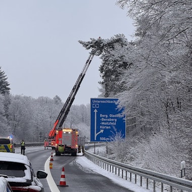 Vollsperrung: Weil ein Baum am Samstagmorgen (10.1.) auf die A4 bei Bensberg zu stürzen drohte, wurde die Autobahn in Richtung Olpe voll gesperrt.