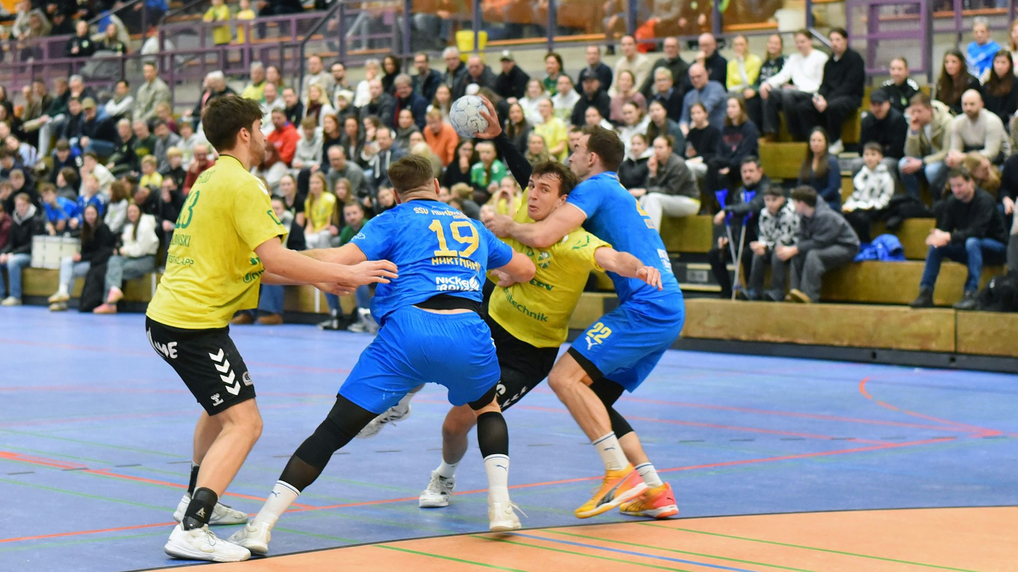 Die Nümbrechter Abwehr will zwei Angreifer des HC Gelpe/Strombach aufhalten.