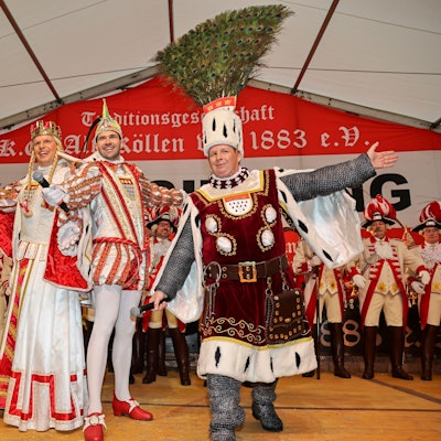 Prinz Niklas I. tanzt auf der Bühne am Neumarkt.