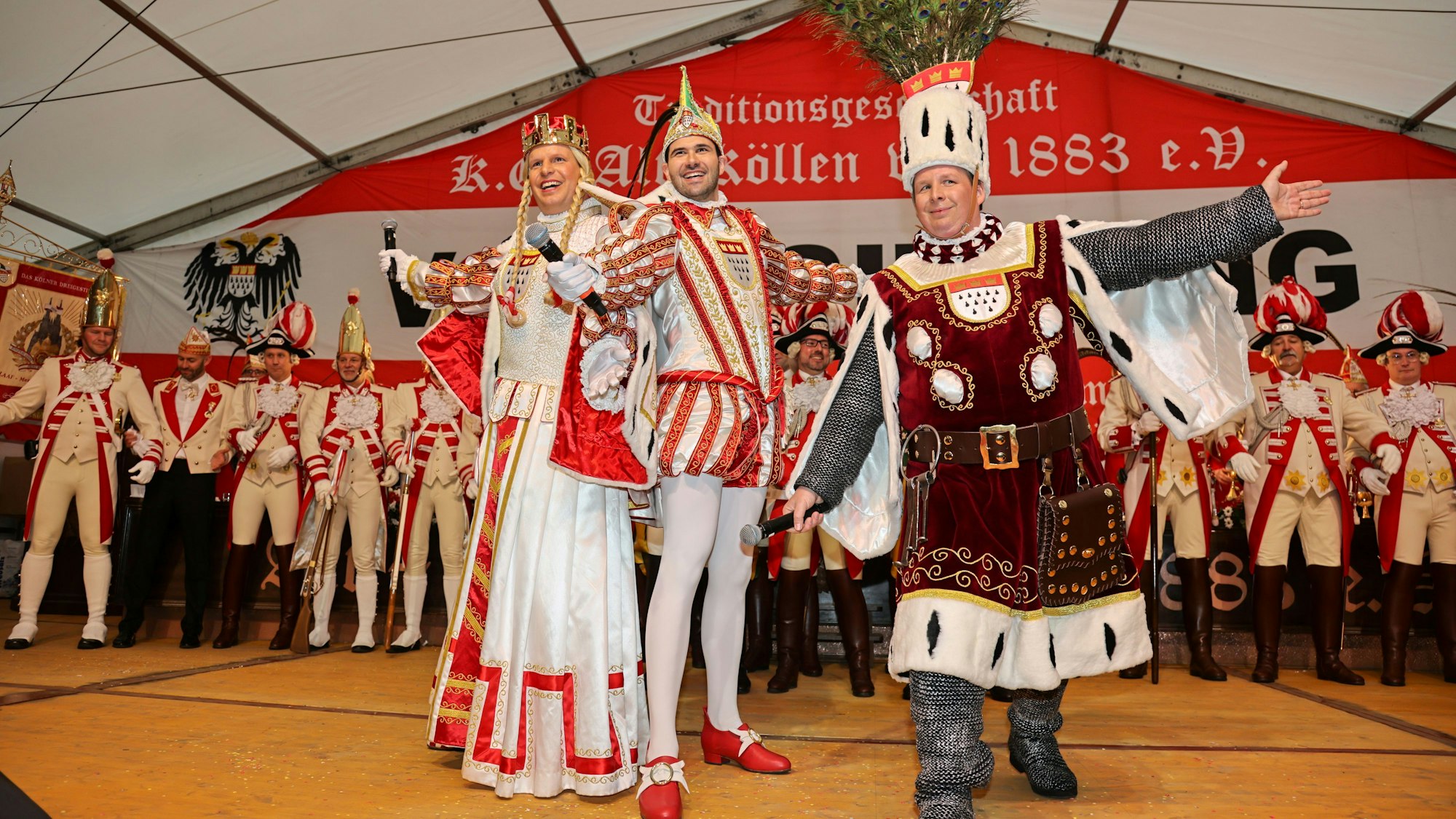 Prinz Niklas I. tanzt auf der Bühne am Neumarkt.