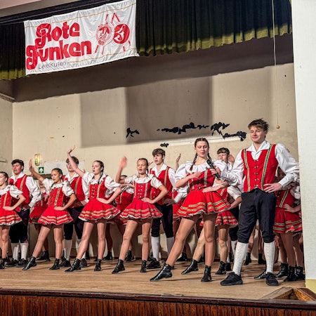 340 Kinder tanzten in der Bürriger Bundeshalle um den Einzug ins Finale.