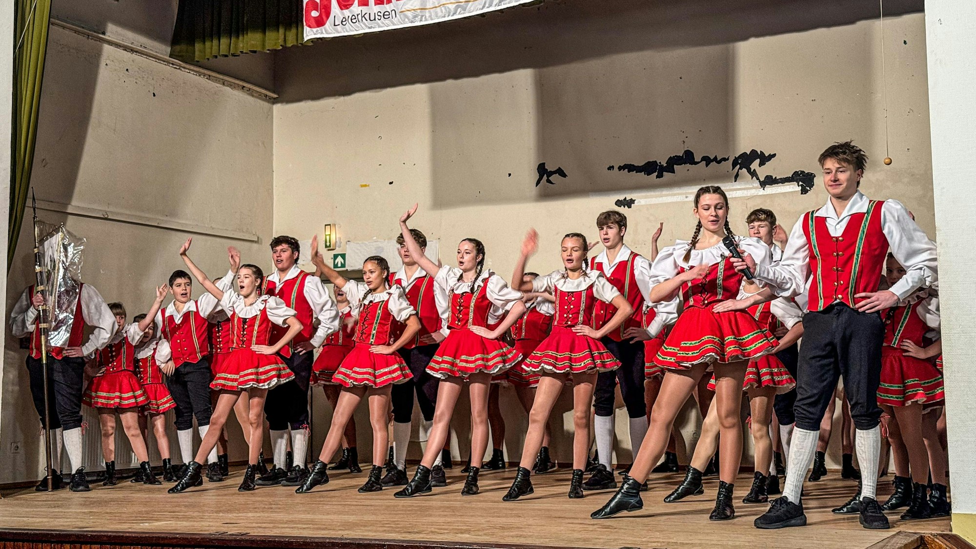 340 Kinder tanzten in der Bürriger Bundeshalle um den Einzug ins Finale.