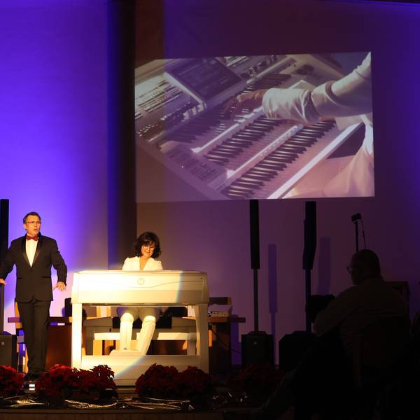 Claudia Hirschfeld (an der Orgel) hatte sich zum Neujahrskonzert den Tenor Oscar Marin eingeladen.