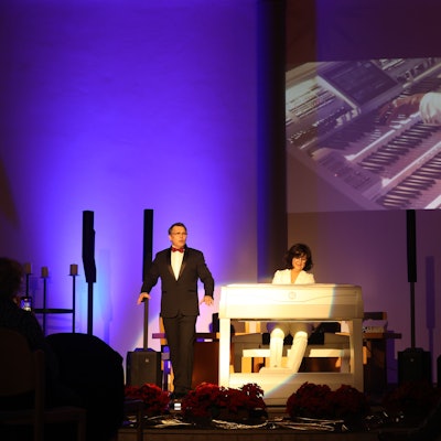 Claudia Hirschfeld (an der Orgel) hatte sich zum Neujahrskonzert den Tenor Oscar Marin eingeladen.