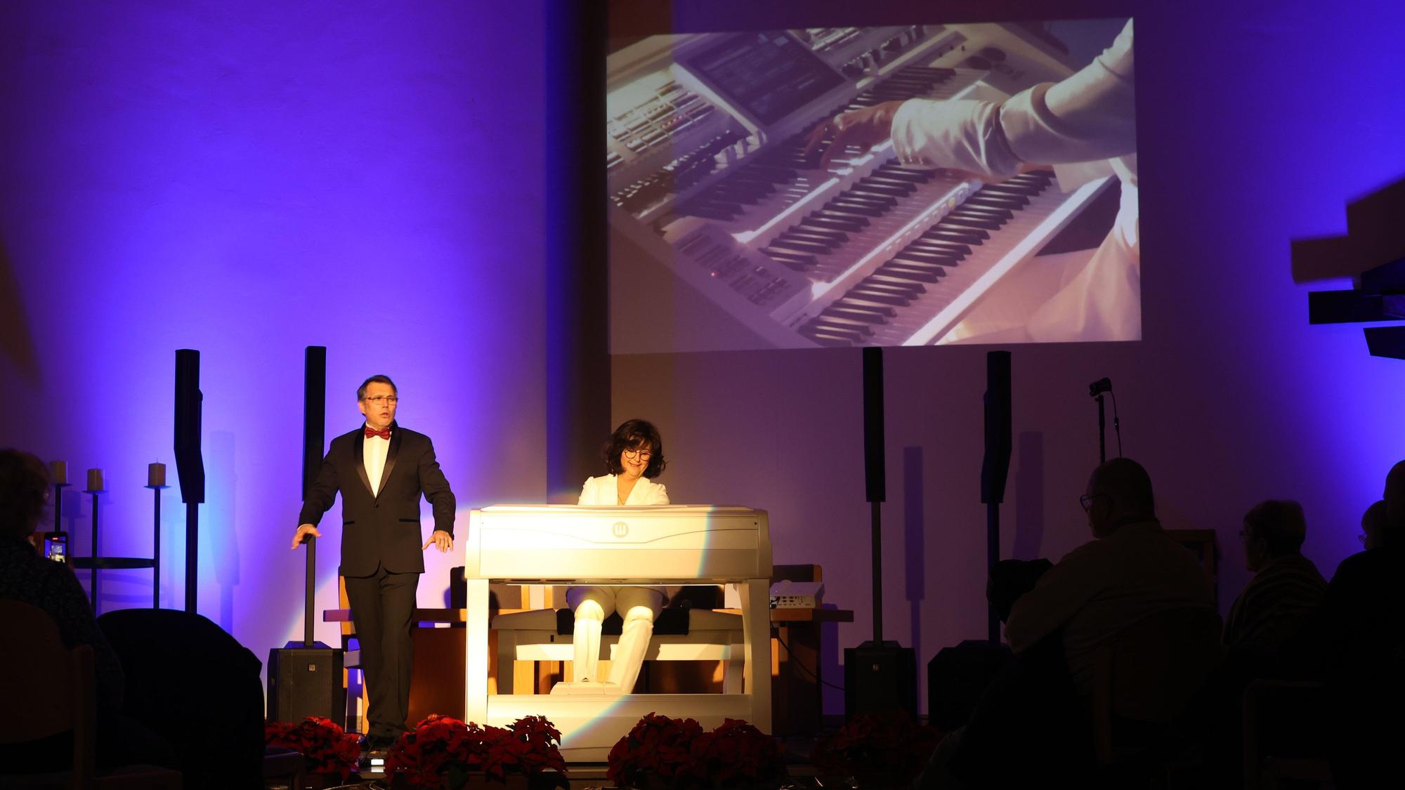 Claudia Hirschfeld (an der Orgel) hatte sich zum Neujahrskonzert den Tenor Oscar Marin eingeladen.