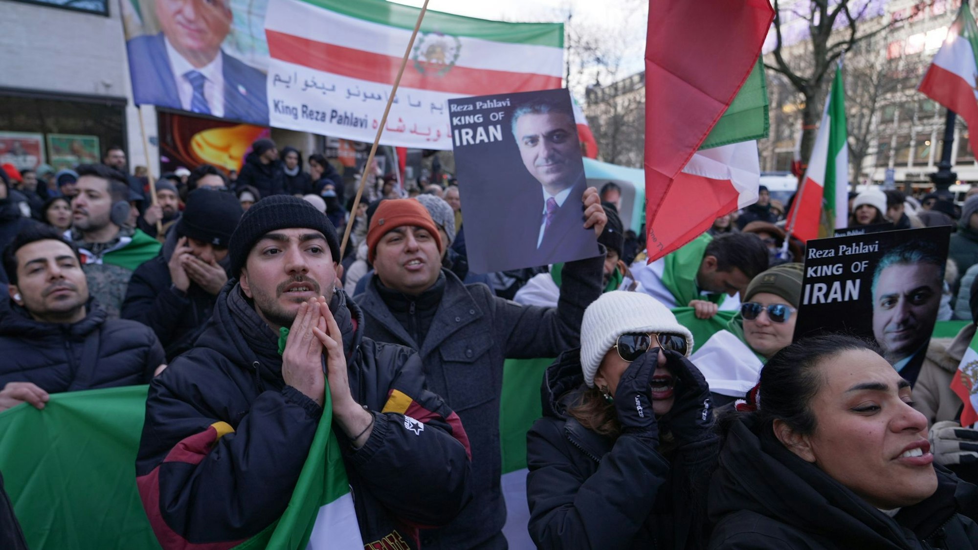 Aus Solidarität mit den Demonstranten im Iran gingen auch in Berlin und Frankfurt am Main Menschen auf die Straße.