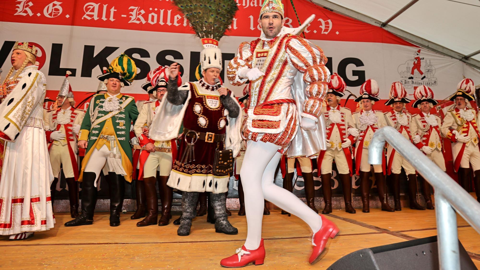 Prinz Niklas I. bei der Volksproklamation des Dreigestirns auf dem Neumarkt. Der frühere Tanzoffizier zeigt bei den Auftritten, dass er noch nichts verlernt hat.