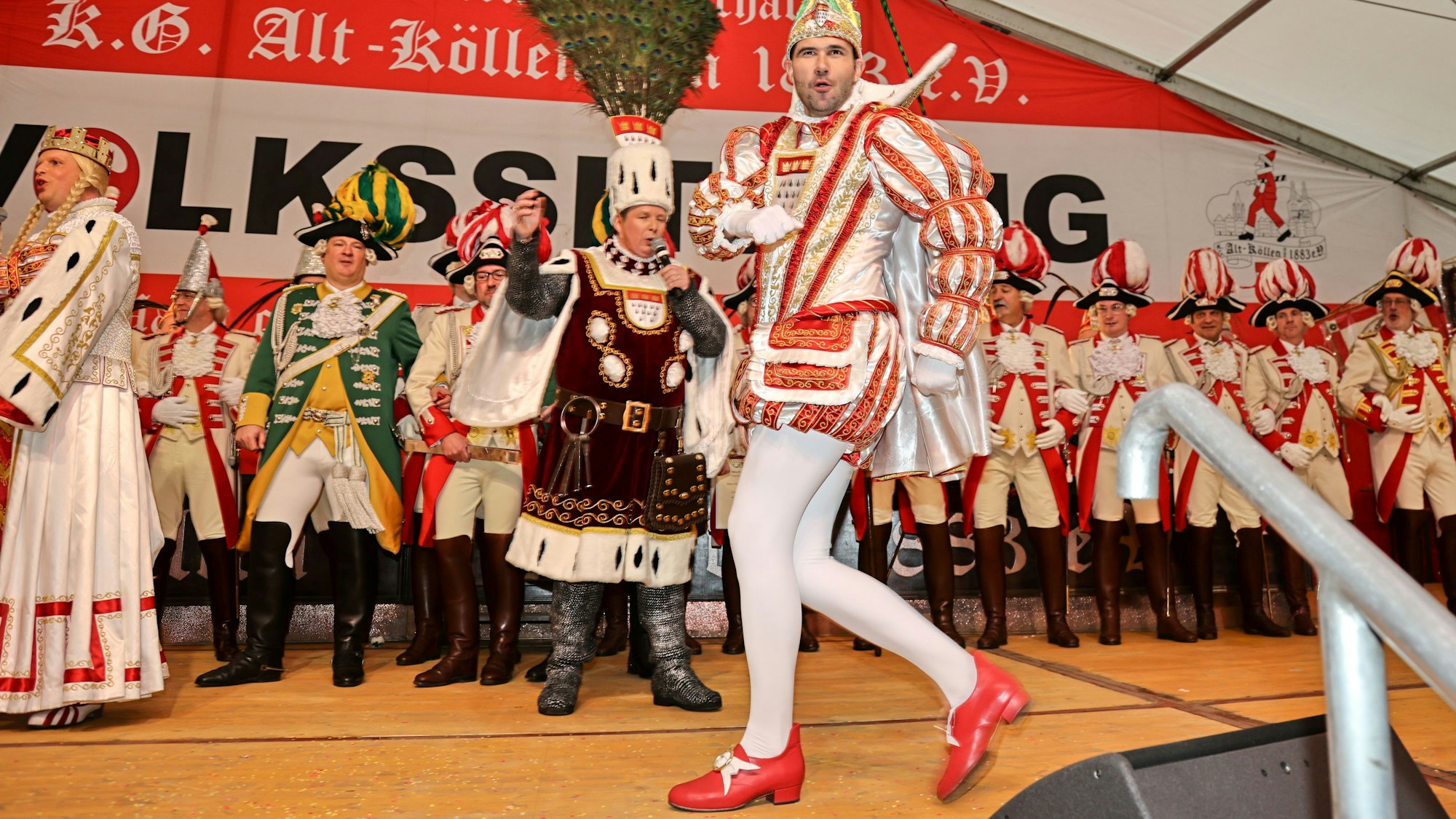 Prinz Niklas I. bei der Volksproklamation des Dreigestirns auf dem Neumarkt. Der frühere Tanzoffizier zeigt bei den Auftritten, dass er noch nichts verlernt hat.