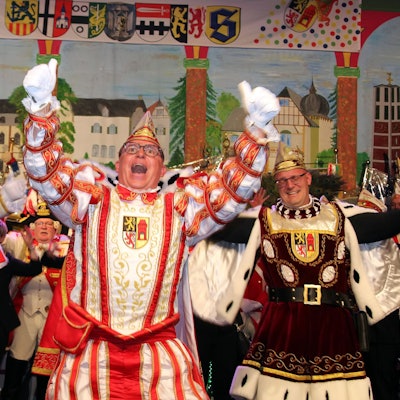 Das Foto zeigt ein jubelndes Dreigestirn.