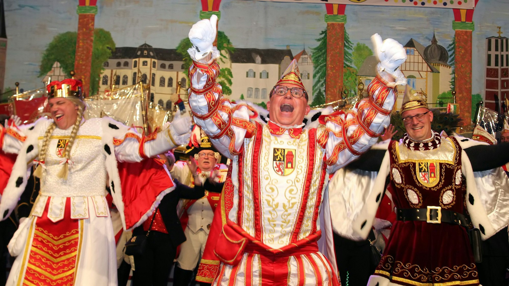 Das Foto zeigt ein jubelndes Dreigestirn.