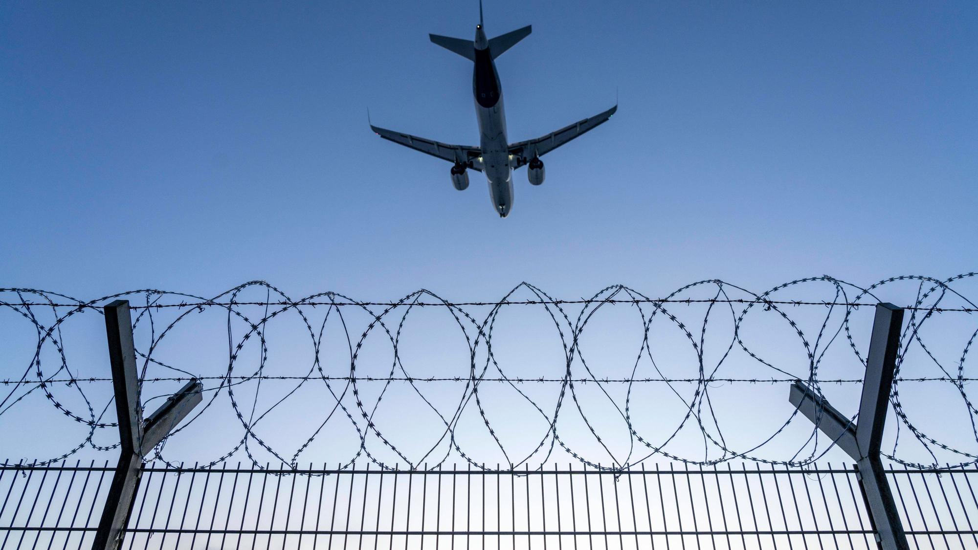 Über die Flughäfen in Nordrhein-Westfalen wurden insgesamt 3 216 Menschen außer Landes gebracht. Allein auf den Flughafen Düsseldorf entfielen 2.934 Abschiebungen.