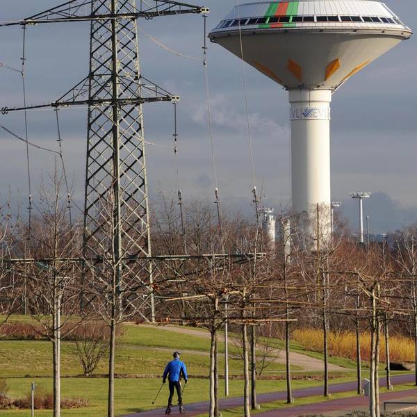 Der Wasserturm und ein Strommast der EVL