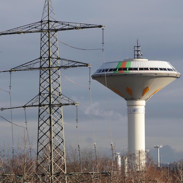 Der Wasserturm und ein Strommast der EVL
