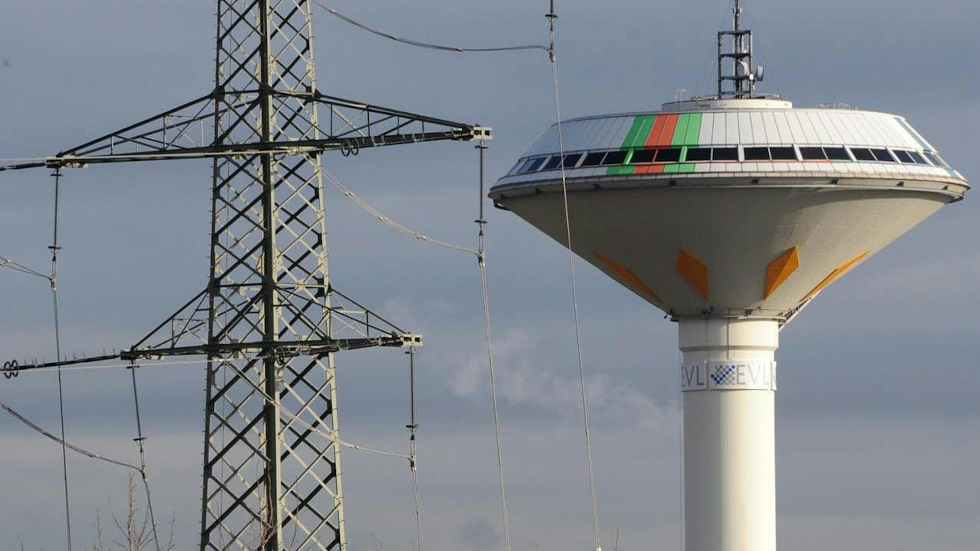 Der Wasserturm und ein Strommast der EVL