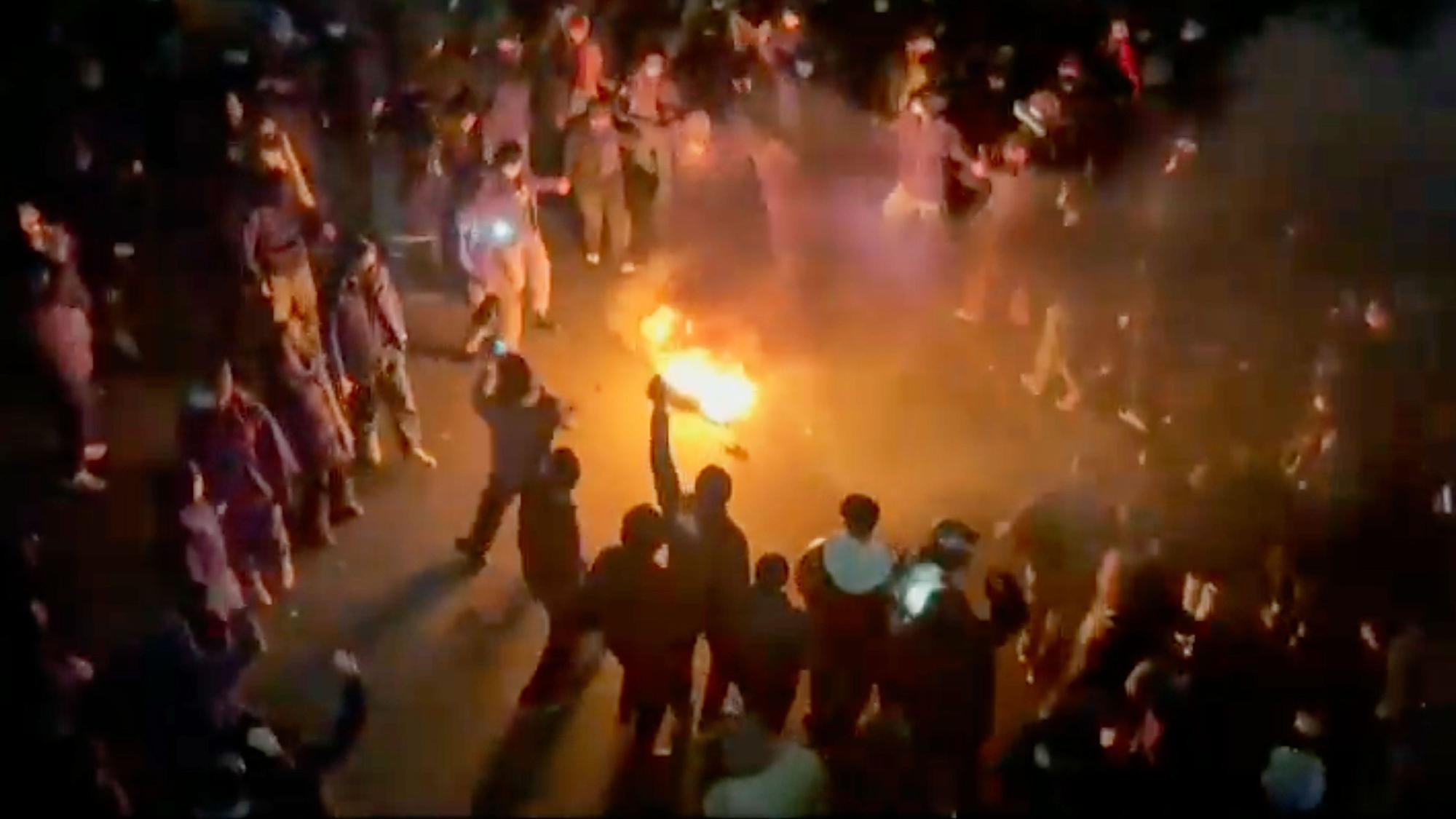 Teheran: Dieser Ausschnitt aus Aufnahmen, die in den sozialen Medien kursieren, zeigt Demonstranten, die um ein Lagerfeuer herum tanzen und jubeln, während sie trotz der zunehmenden Razzien auf die Straße gehen.