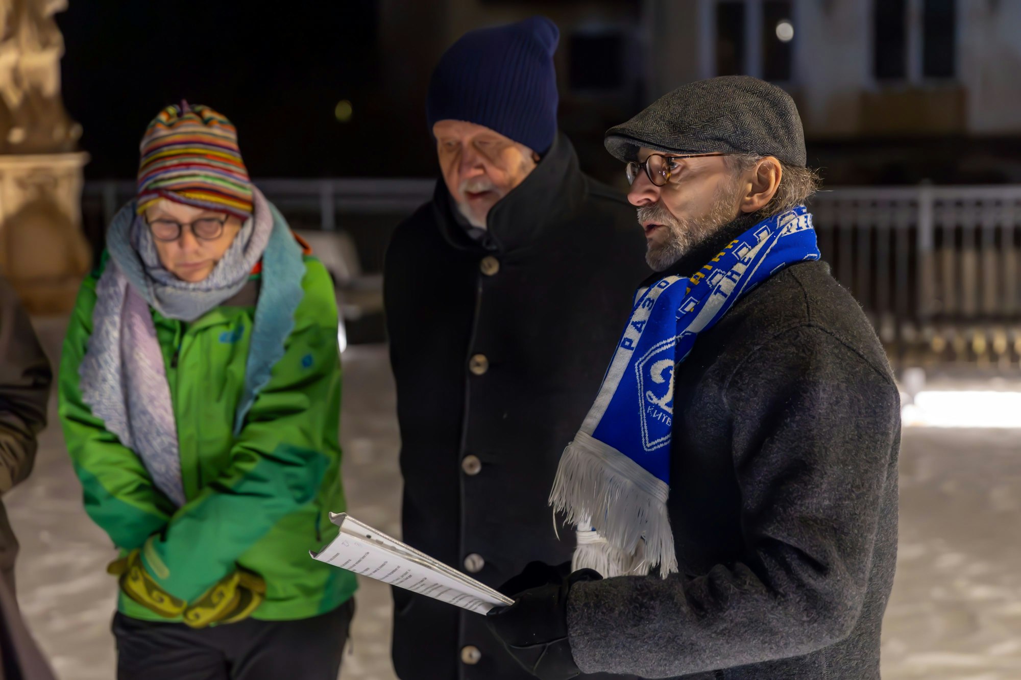 Lorbach (vorne rechts) bei der Mahnwache am 7. Januar