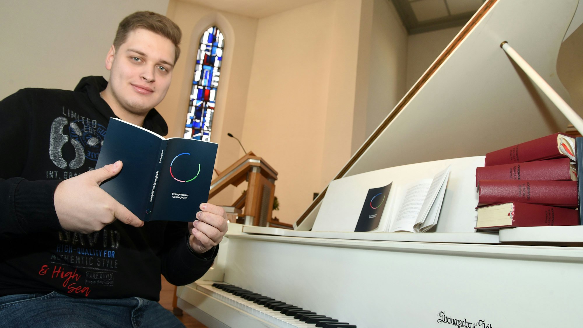 Der Kirchenmusiker Maurice Hähnel präsentiert die neue Ausgabe des Gesangbuchs in der Evangelischen Kirche in Dieringhausen.