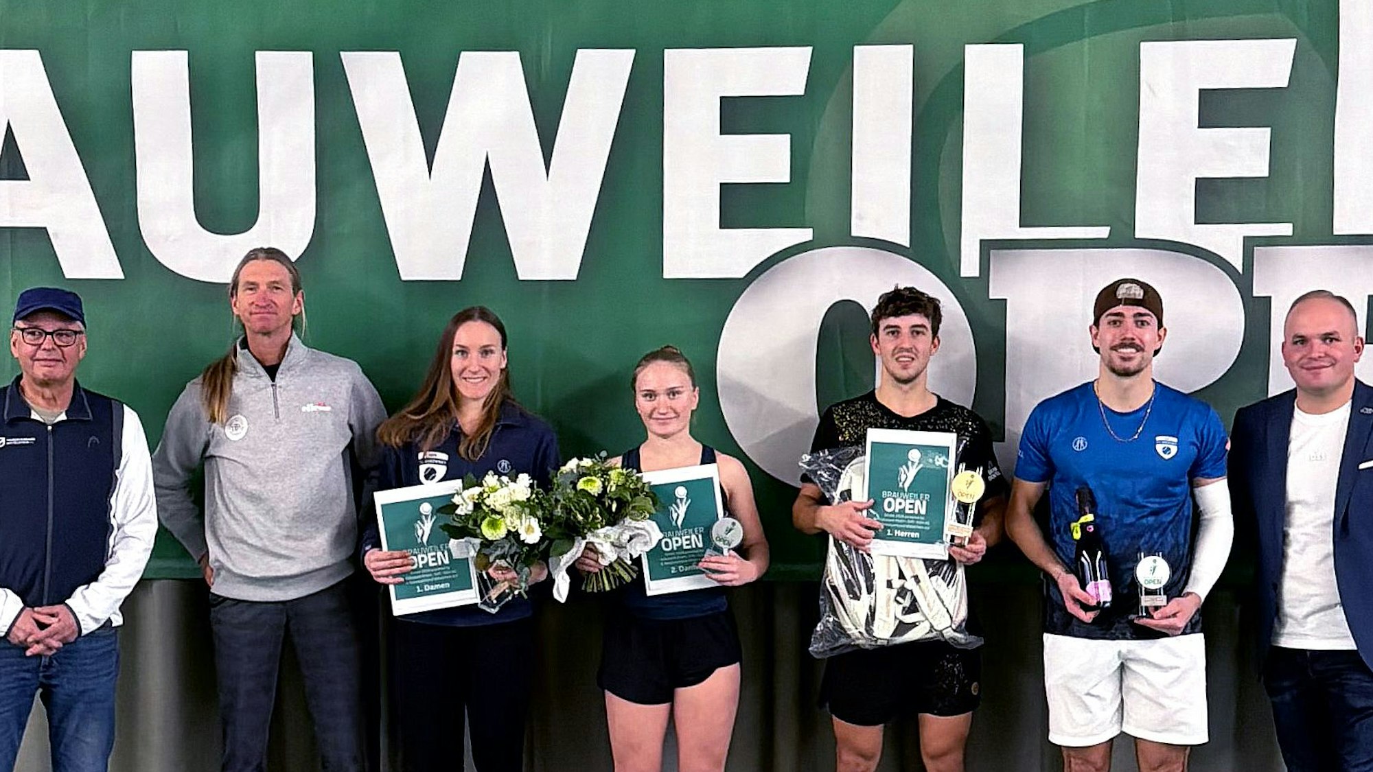Das Foto zeigt die Sieger und Organisatoren der Brauweiler Winter Open 2026 mit strahlenden Gesichtern