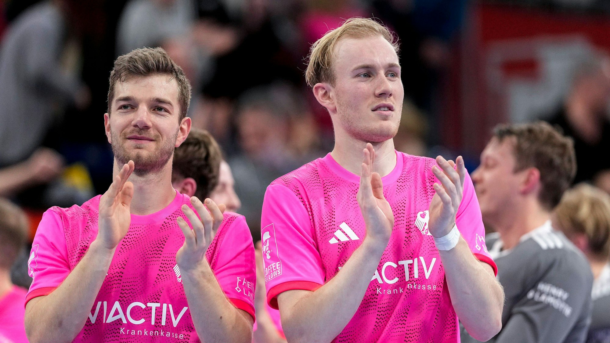 Nik David Kerner (r.) im Nationaldress.