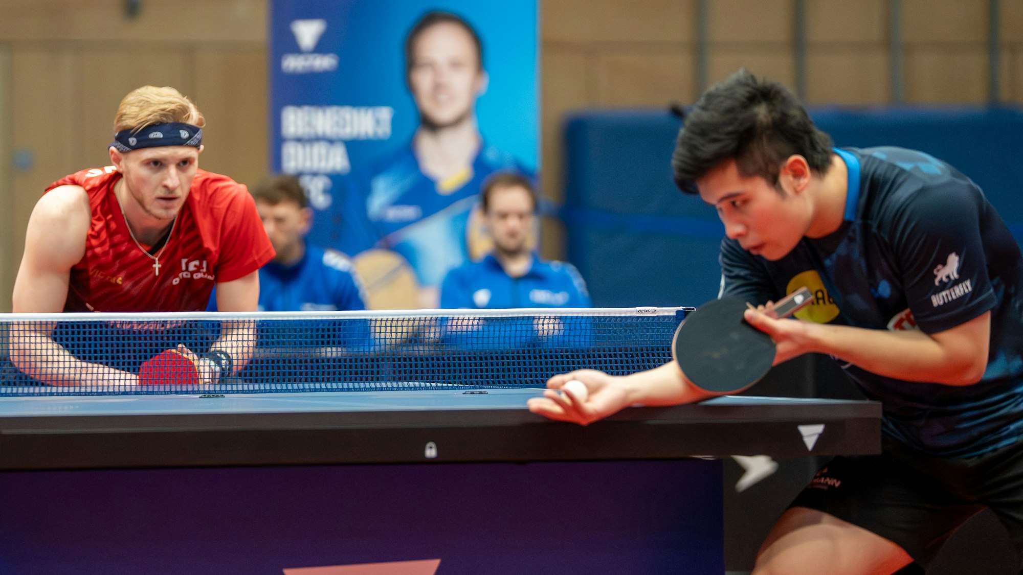 Romain Ruiz erwartet den Aufschlag von Li Yongvin.