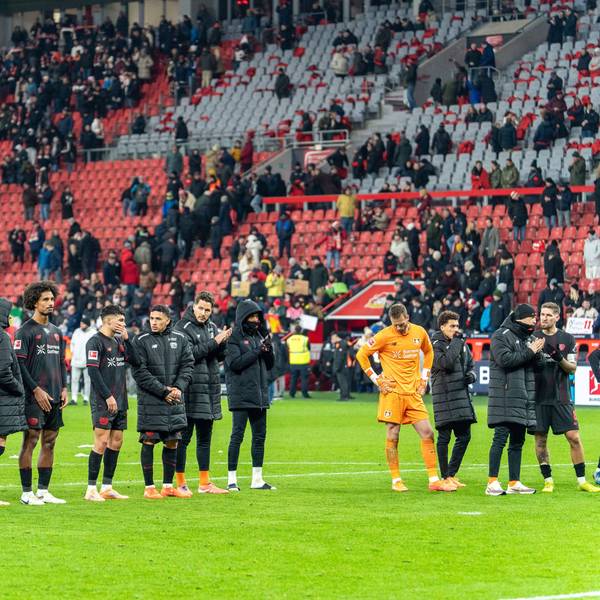 10.01.2026, xdaymx, Fussball 1.Bundesliga, Bayer 04 Leverkusen - VfB Stuttgart enttäuschte Leverkusener Mannschaft nach der 1:4 Heimniederlage vor den Heimfans DFL/DFB REGULATIONS PROHIBIT ANY USE OF PHOTOGRAPHS as IMAGE SEQUENCES and/or QUASI-VIDEO Leverkusen *** 10 01 2026, xdaymx, Soccer 1 Bundesliga, Bayer 04 Leverkusen VfB Stuttgart disappointed Leverkusen team after 1 4 home defeat in front of home fans DFL DFB REGULATIONS PROHIBIT ANY USE OF PHOTOGRAPHS as IMAGE SEQUENCES and or QUASI VIDEO Leverkusen