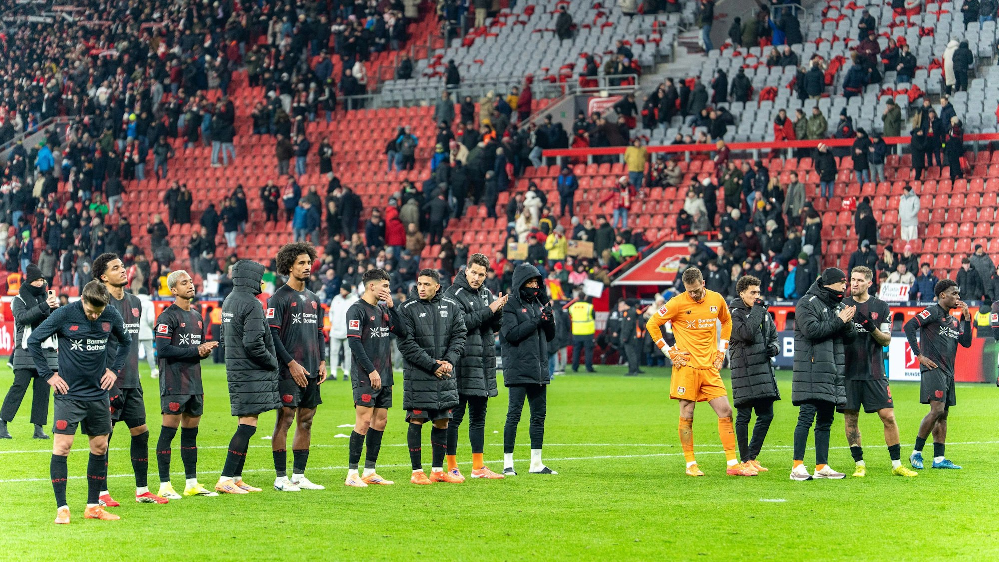 10.01.2026, xdaymx, Fussball 1.Bundesliga, Bayer 04 Leverkusen - VfB Stuttgart enttäuschte Leverkusener Mannschaft nach der 1:4 Heimniederlage vor den Heimfans DFL/DFB REGULATIONS PROHIBIT ANY USE OF PHOTOGRAPHS as IMAGE SEQUENCES and/or QUASI-VIDEO Leverkusen *** 10 01 2026, xdaymx, Soccer 1 Bundesliga, Bayer 04 Leverkusen VfB Stuttgart disappointed Leverkusen team after 1 4 home defeat in front of home fans DFL DFB REGULATIONS PROHIBIT ANY USE OF PHOTOGRAPHS as IMAGE SEQUENCES and or QUASI VIDEO Leverkusen