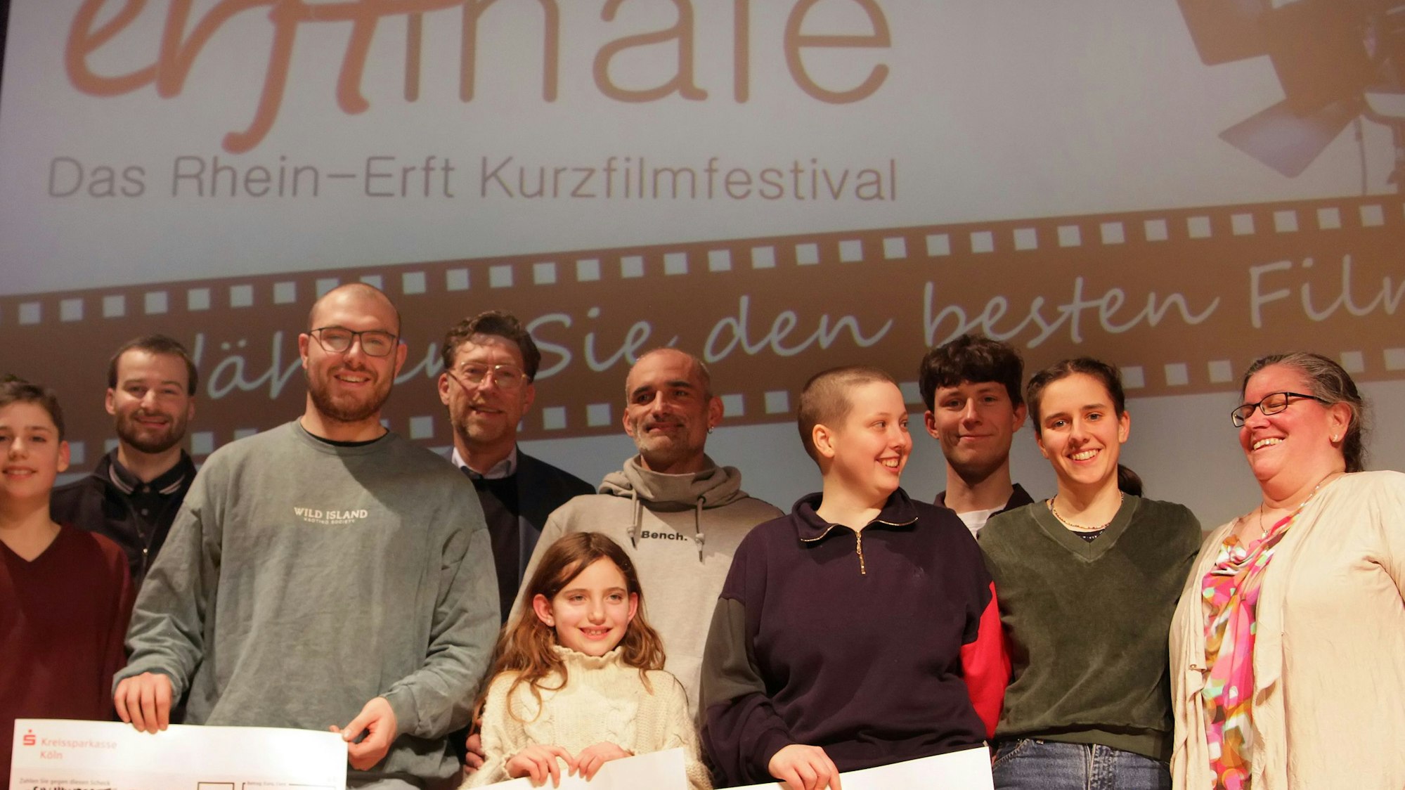 Zu sehen sind die Gewinner des Erftinale-Festivals auf einer Bühne.