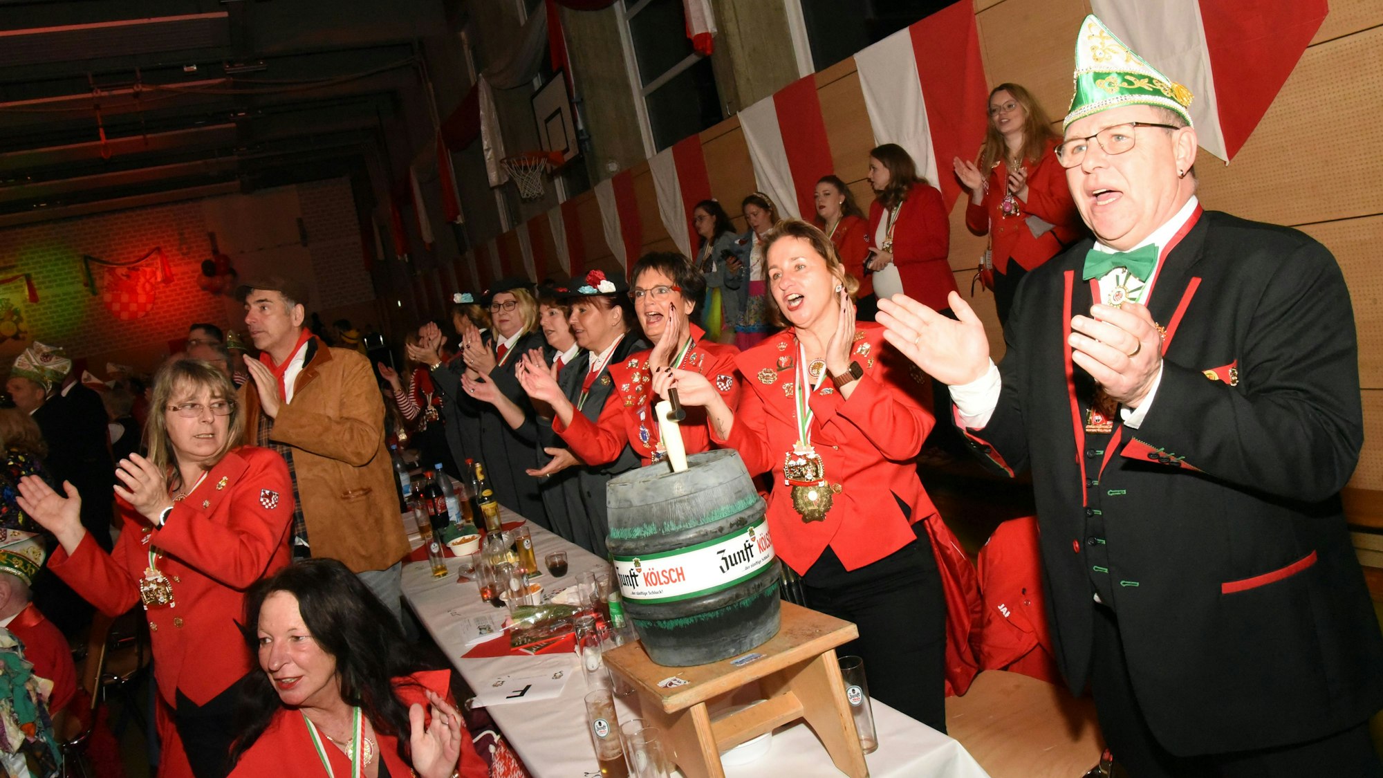 Ein Mann neben vielen Frauen singt.