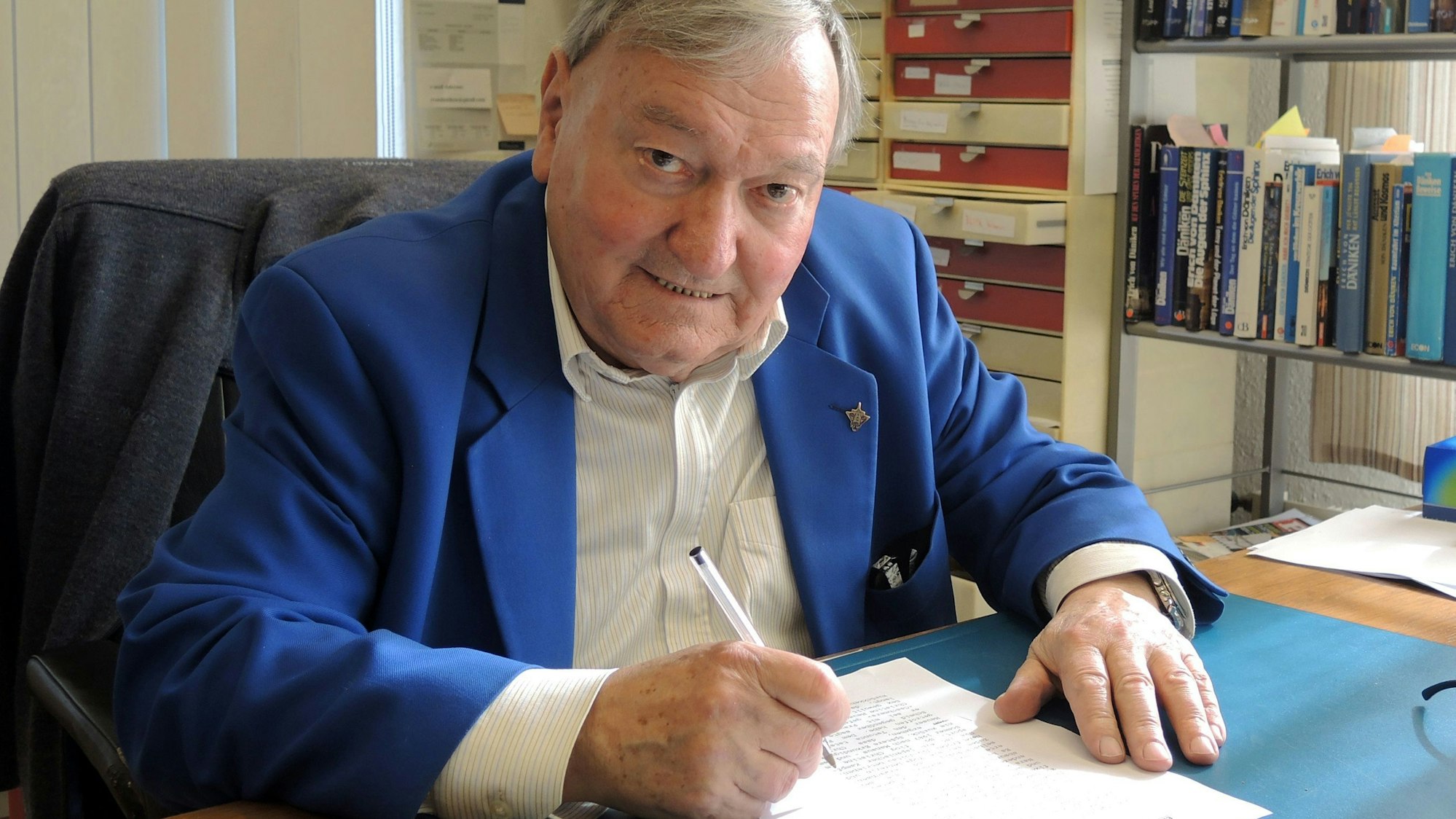 Der Schweizer Bestseller-Autor Erich von Däniken in seiner Schreib- und Forschungswerkstatt am 05.03.2015 in Interlaken