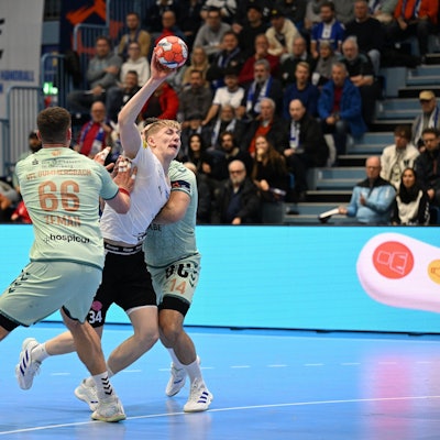 Der junge Isländer versucht, mit dem Ball in der Hand zwischen Stepan Zeman und Teitur Einarsson durchzubrechen.