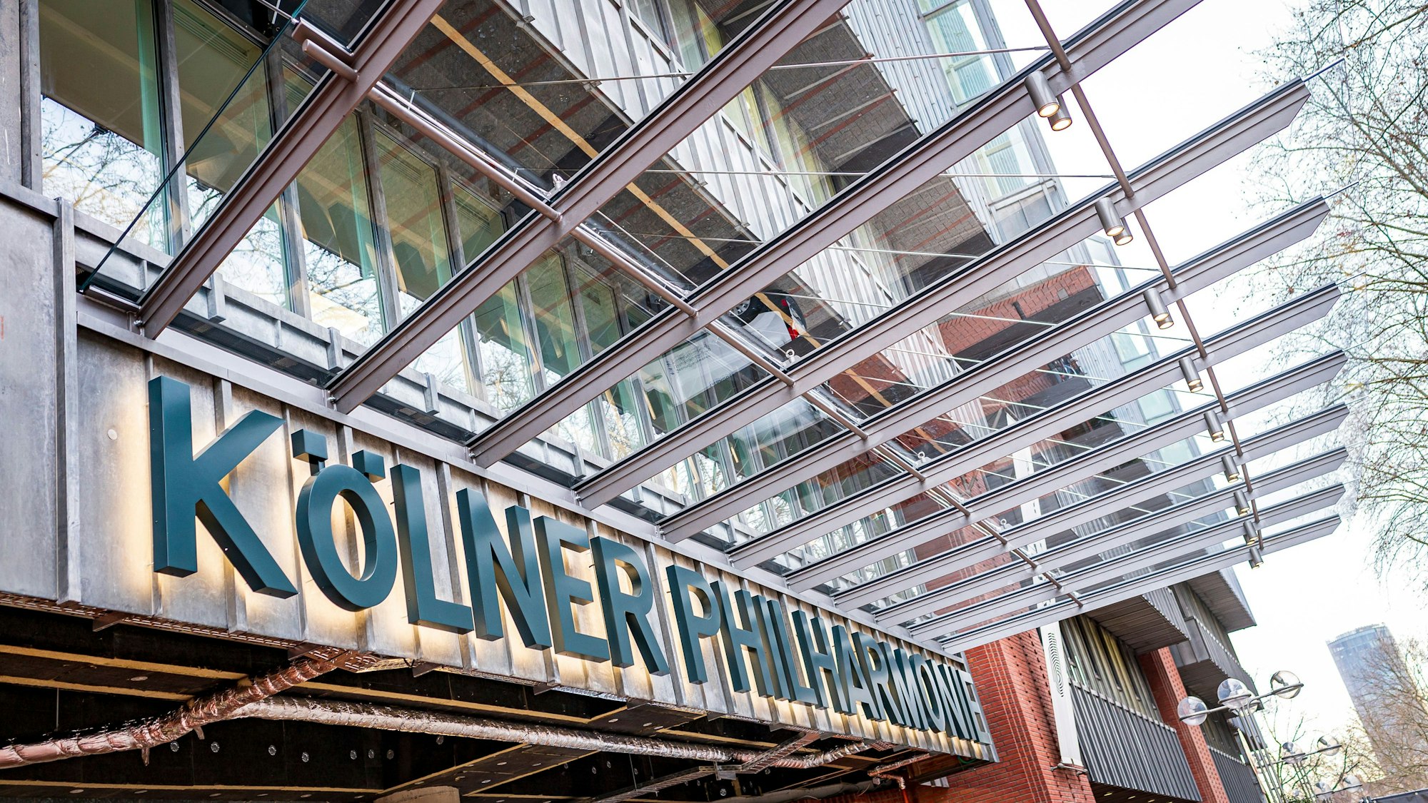 Außenansicht der Ühilharmonie mit Vordach
