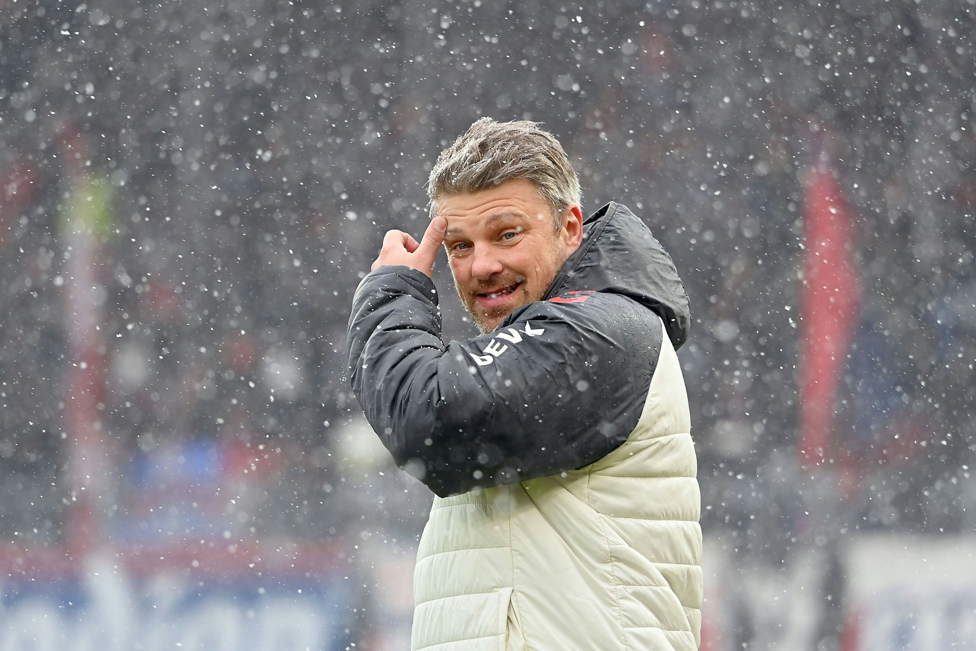 Lukas KWASNIOK Trainer 1.FC Koeln im Schneetreiben, Einzelbild,angeschnittenes Einzelmotiv,Halbfigur,halbe Figur, Fussball 1. Bundesliga Saison 2025/2026, 16.Spieltag, Spieltag16 1.FC Heidenheim - 1.FC Koeln 2-2 am 10.01.2026, VOITH ARENA *** Lukas KWASNIOK Coach 1 FC Koeln in snow drift, single image,cropped single motif,half figure,half figure, Football 1 Bundesliga Season 2025 2026, 16 Matchday, Matchday16 1 FC Heidenheim 1 FC Koeln 2 2 on 10 01 2026, VOITH ARENA