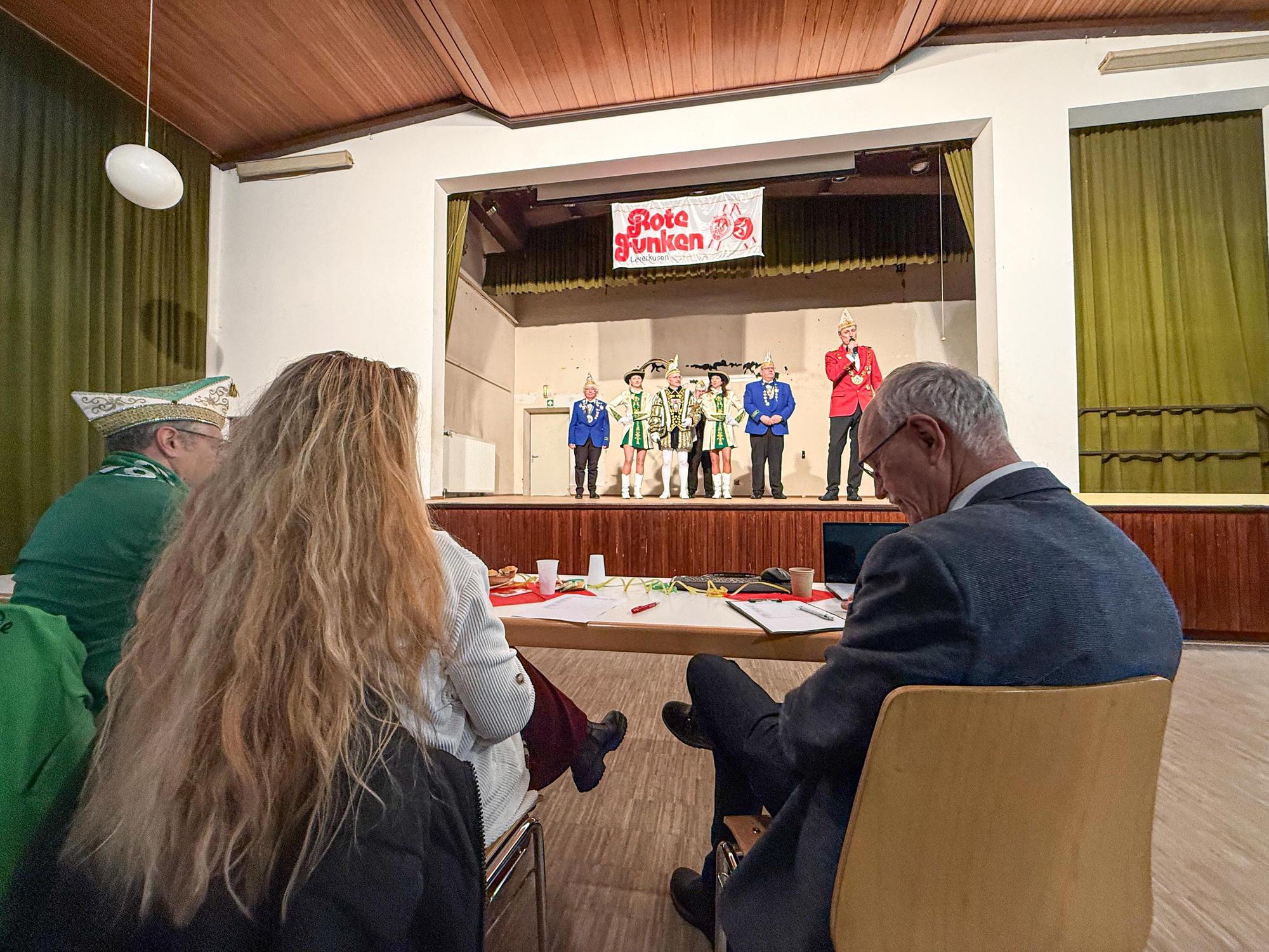 Die Jury: Heinz Haase (v.l., FLK-Senator und Wertungsrichter), Martina Houben (Inhaberin von „Marimars Tanztempel“) und Guembe Virgilio Perez, Präsident der Karnevalsfreunde Manfort.