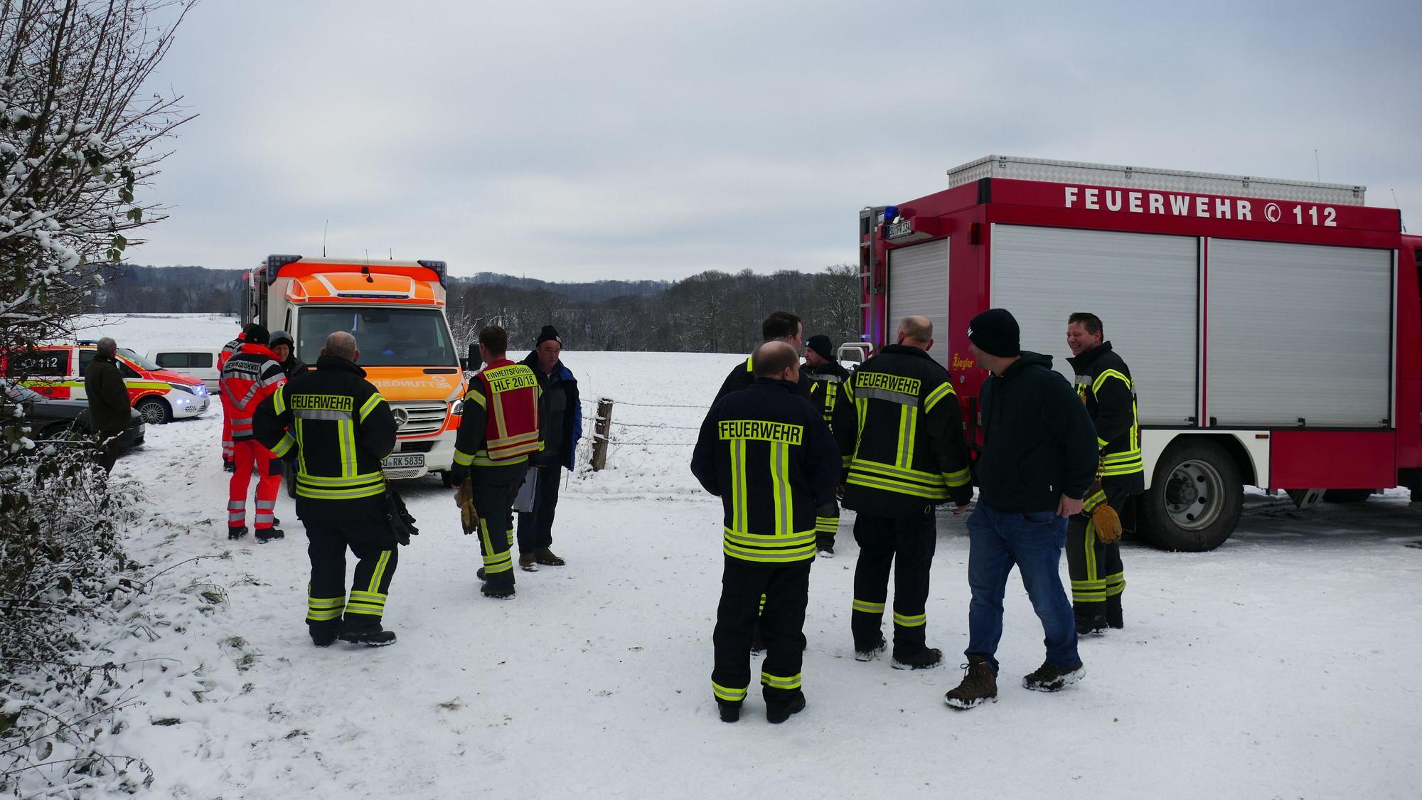 Einsatzkräfte der Ruppichterother Feuerwehr stehen an der Stachelhardt.
