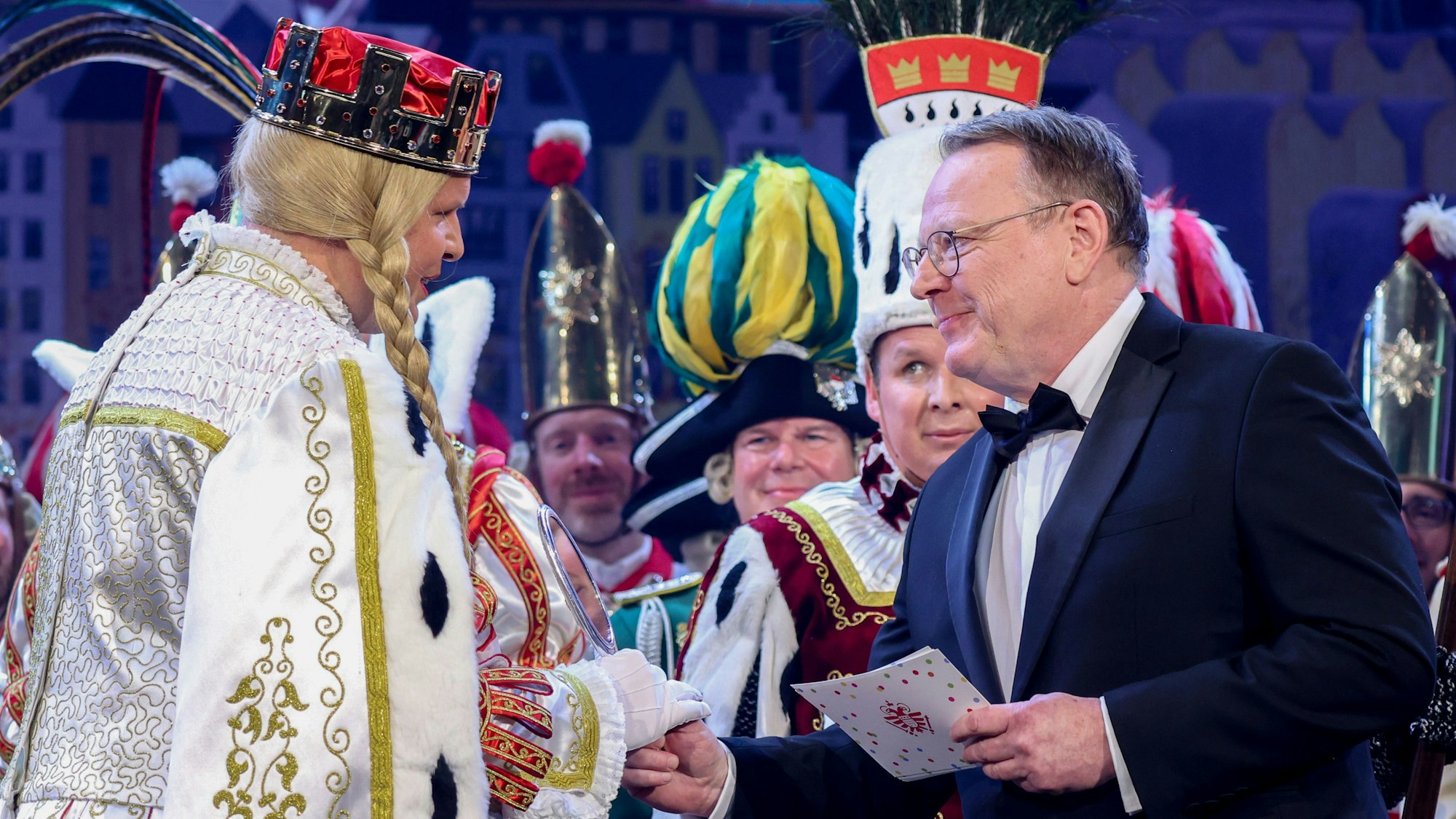 09.01.2026, Köln: KARNEVAL - Proklamation des Kölner Dreigstirns 2026 Prinz Niklas I. (Niklas Jüngling), Bauer Clemens (Clemens von Blanckart) und Jungfrau Aenne (Stefan Blatt) im Gürzenich Köln - Einzug und Proklamation des Dreigestirns - OB Torsten Burmester. Foto: Thilo Schmülgen