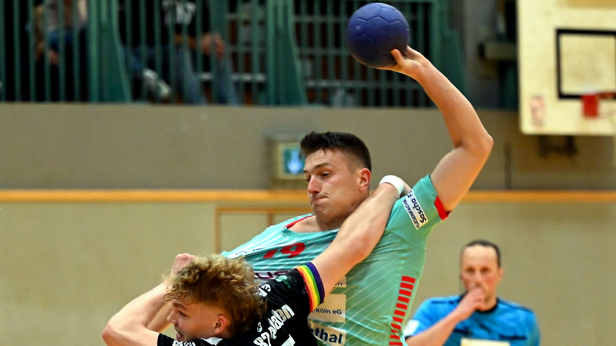 11.10.2025, Handball-Tus Opladen-Longericher SC Köln
vorne: Lucius Hess (Opladen)
hinten: Lennart Niehaus (Longerich)
Foto: Uli Herhaus