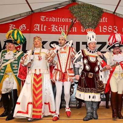 Prinz Niklas, Bauer Clemens und Jungfrau ,Aenne, zusammen mit den Adjutanten des Dreigestirns Frank Rehfus (Jungfrau), Marco Hollekamp (Bauer), Michael Palm (Prinz) im Festzelt auf dem Neumarkt.