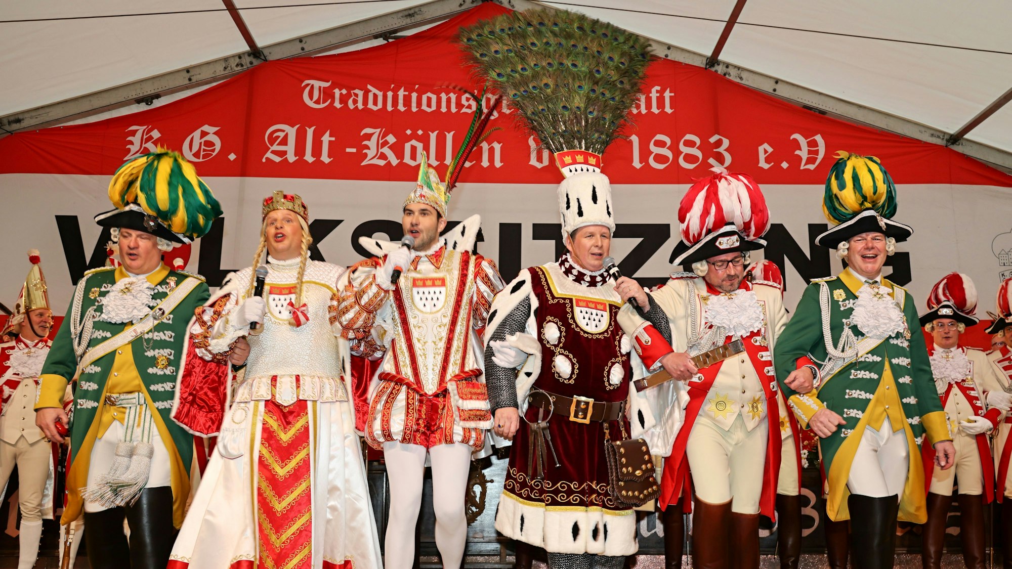 Prinz Niklas, Bauer Clemens und Jungfrau ,Aenne, zusammen mit den Adjutanten des Dreigestirns Frank Rehfus (Jungfrau), Marco Hollekamp (Bauer), Michael Palm (Prinz) im Festzelt auf dem Neumarkt.