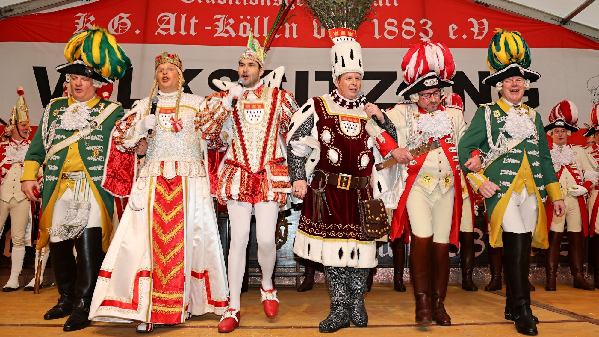 Volksproklamation des Dreigestirns: Prinz Niklas, Bauer Clemens und Jungfrau ,Aenne, zusammen mit den Adjutanten des Dreigestirns Frank Rehfus (Jungfrau), Marco Hollekamp (Bauer), Michael Palm (Prinz)