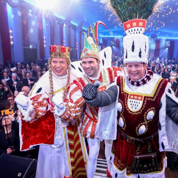 09.01.2026, Köln: KARNEVAL - Proklamation des Kölner Dreigstirns 2026 Prinz Niklas I. (Niklas Jüngling), Bauer Clemens (Clemens von Blanckart) und Jungfrau Aenne (Stefan Blatt) im Gürzenich Köln - Einzug und Proklamation des Dreigestirns.. Foto: Thilo Schmülgen