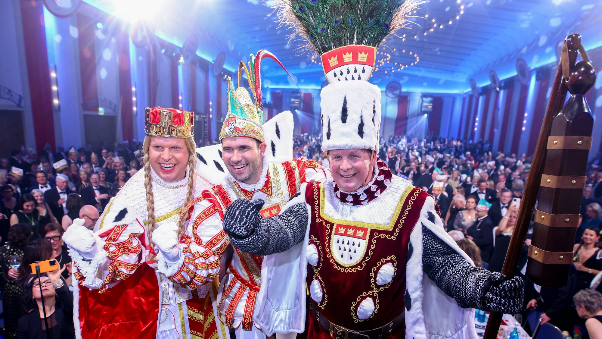 09.01.2026, Köln: KARNEVAL - Proklamation des Kölner Dreigstirns 2026 Prinz Niklas I. (Niklas Jüngling), Bauer Clemens (Clemens von Blanckart) und Jungfrau Aenne (Stefan Blatt) im Gürzenich Köln - Einzug und Proklamation des Dreigestirns.. Foto: Thilo Schmülgen